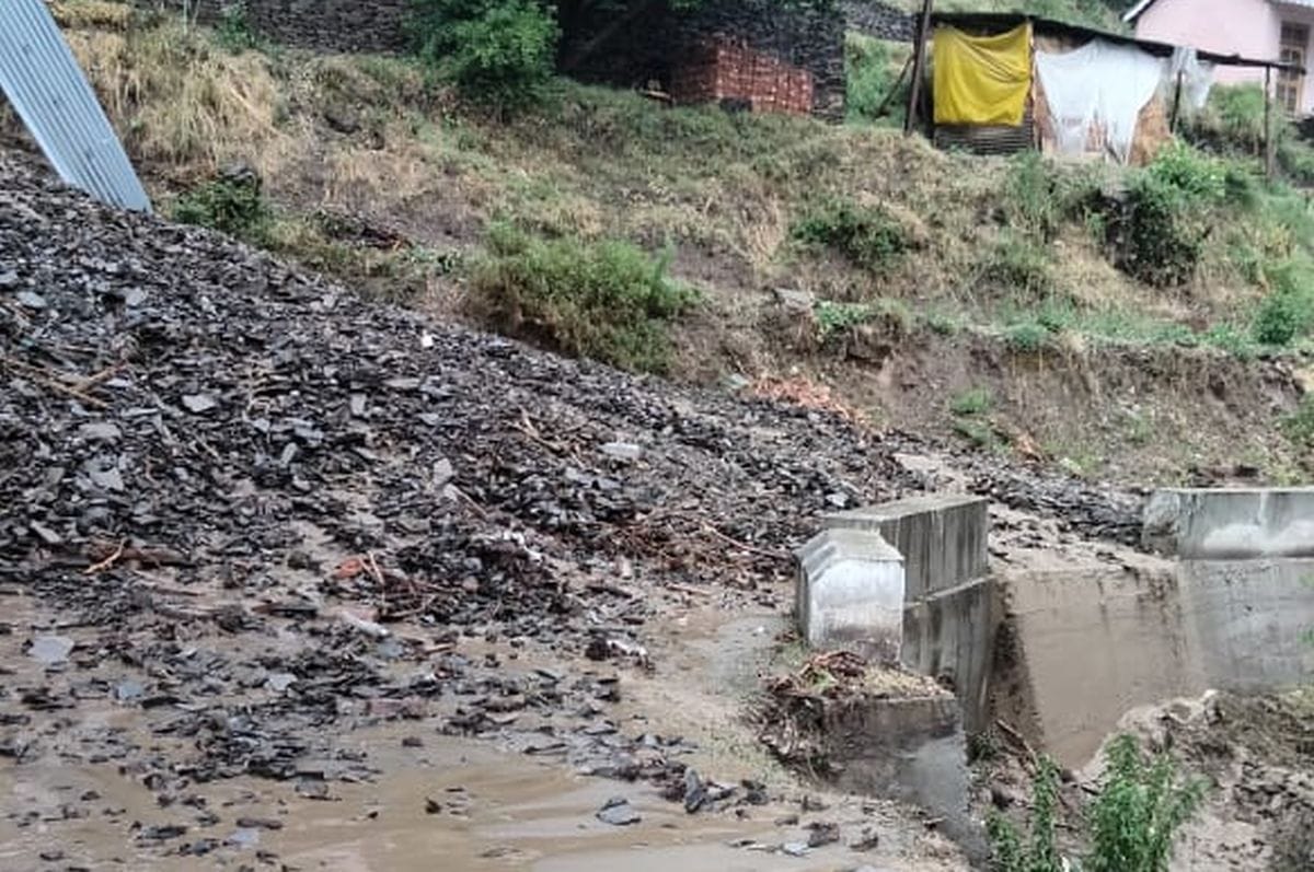 Vehicles buried under debris, 31 roads including NH remained closed