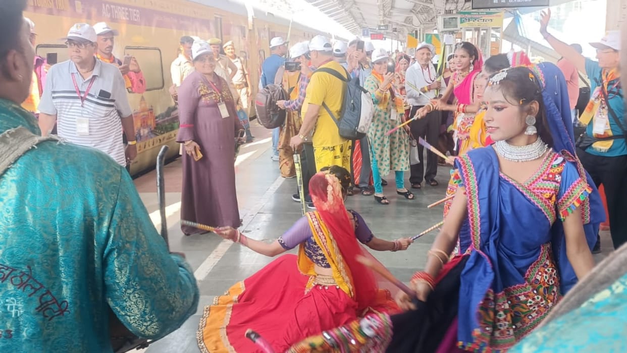 Bharat gaurav special train arrived in Ayodhya.
