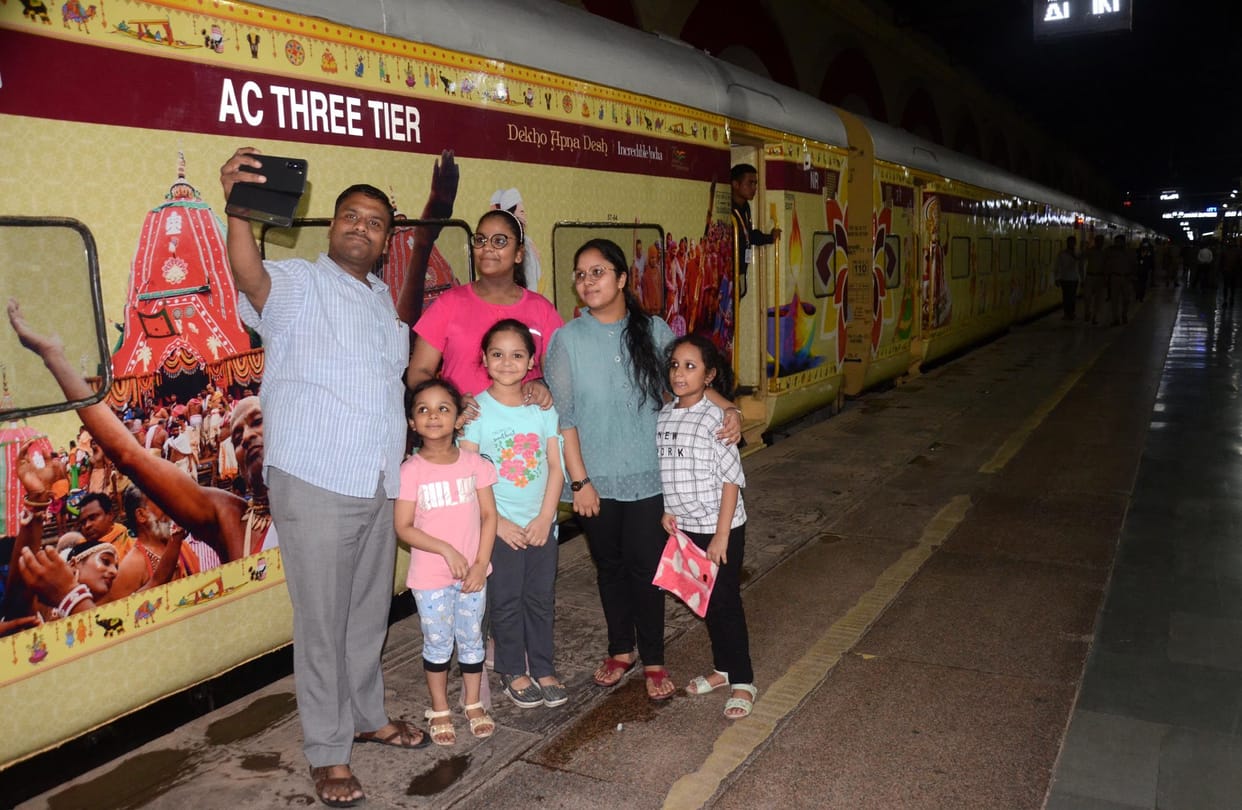 Shri Ramayana Yatra special train reached Aligarh, people gathered to see