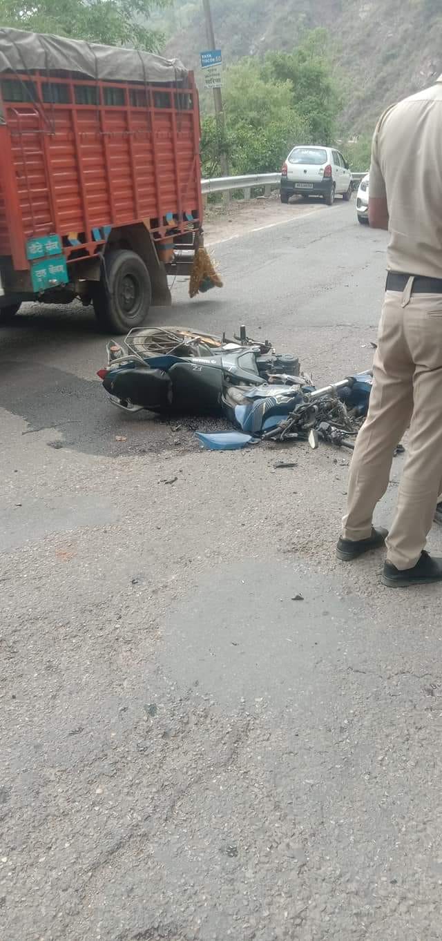 one person died in carbike accident in chadol bilaspur himachal