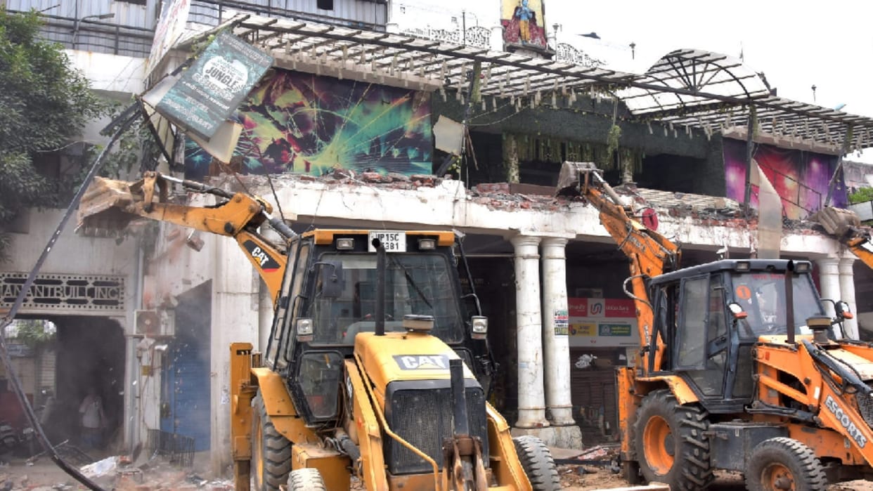 municipal Corporation runs bulldozer on a hotel on road in Saharanpur,  one shop was also demolished