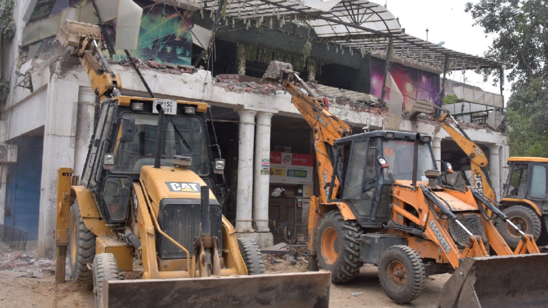 municipal Corporation runs bulldozer on a hotel on road in Saharanpur,  one shop was also demolished