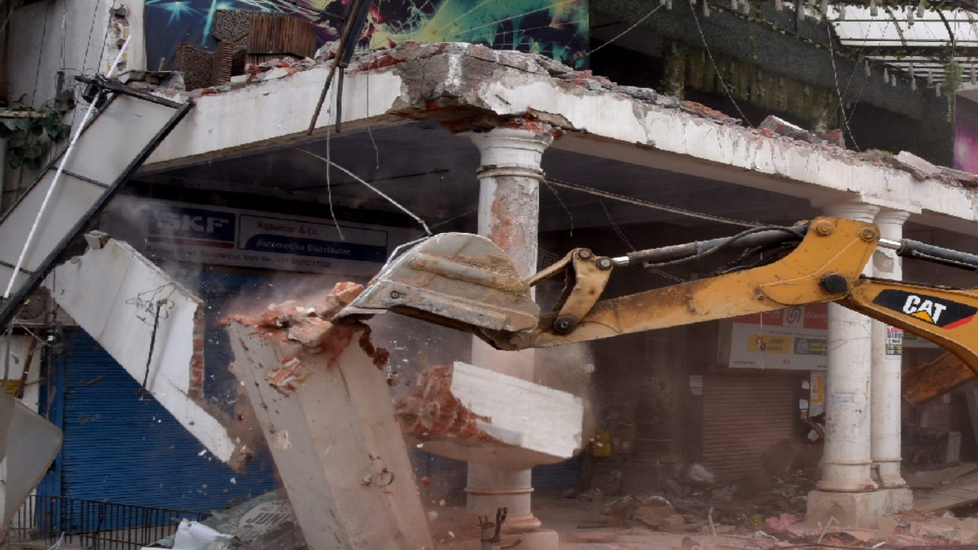 municipal Corporation runs bulldozer on a hotel on road in Saharanpur,  one shop was also demolished