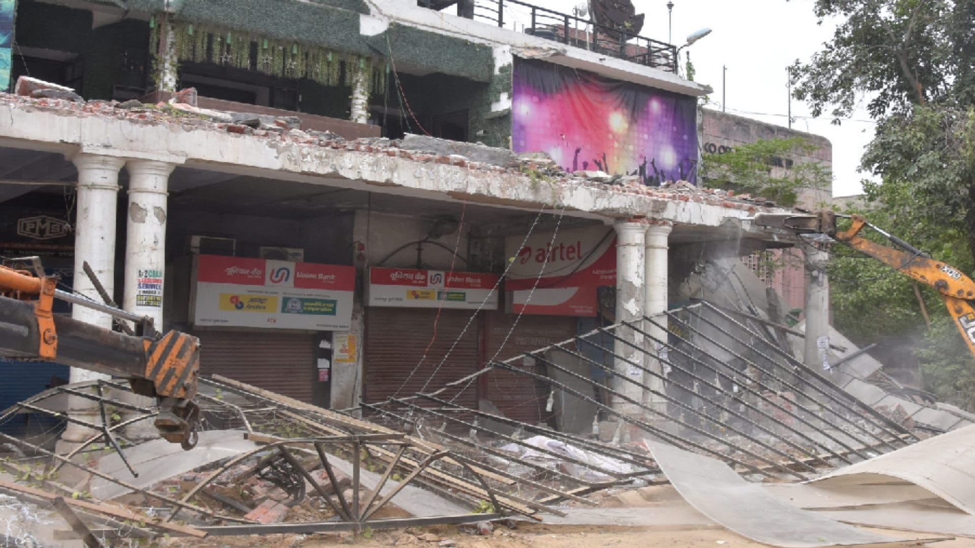 municipal Corporation runs bulldozer on a hotel on road in Saharanpur,  one shop was also demolished