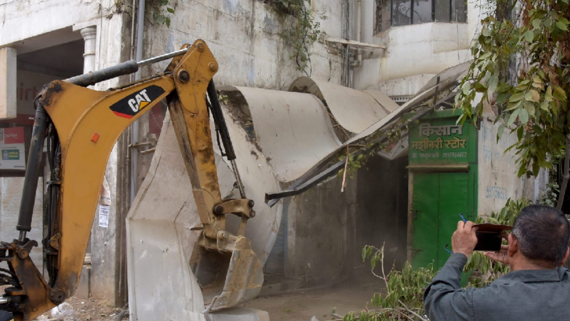 municipal Corporation runs bulldozer on a hotel on road in Saharanpur,  one shop was also demolished