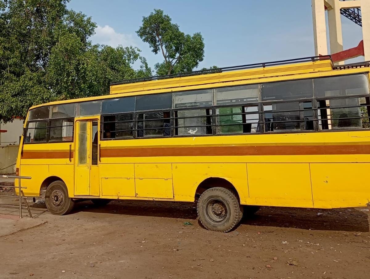 Bus stuck at railway crossing, Chambal Express stopped