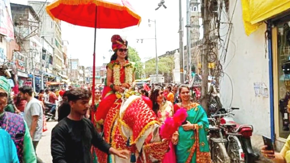 Madhya Pradesh: Before the wedding, the bride riding on a mare reached the groom's house with a band-bar to invite