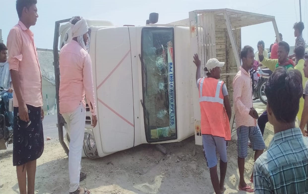 Road accident in Ghazipur 9 baraatis injured after  Pickup  overturned on service lane of Purvanchal Expressway