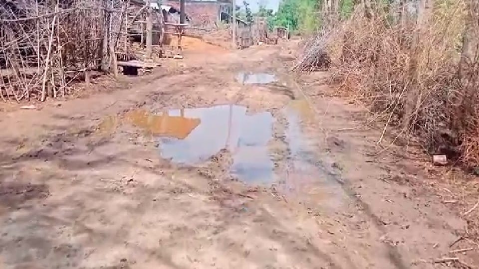 Satna: Road has not been built in the village till date, people have pasted posters - leaders are not allowed to come, if there is no road, then no vote