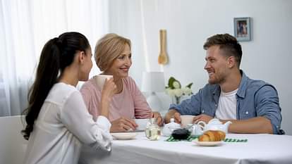 Take Care of These Things For Meeting Your Partner's Family for The First Time News in Hindi