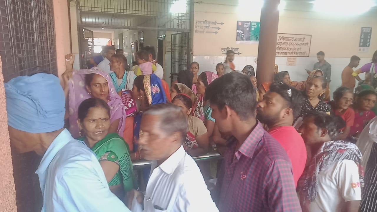 Hathras: Patients fight for standing in queue at medicine counter, uproar