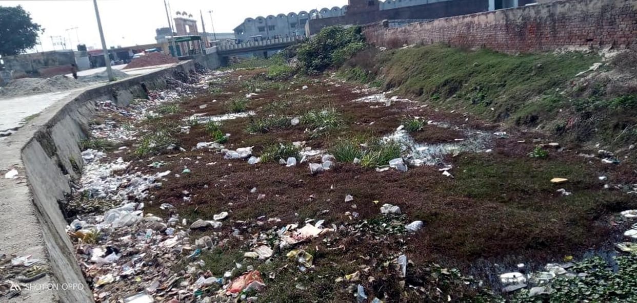 The old Ganga is lying dry from Kumraua of Soronji to Kampil of Farrukhabad.