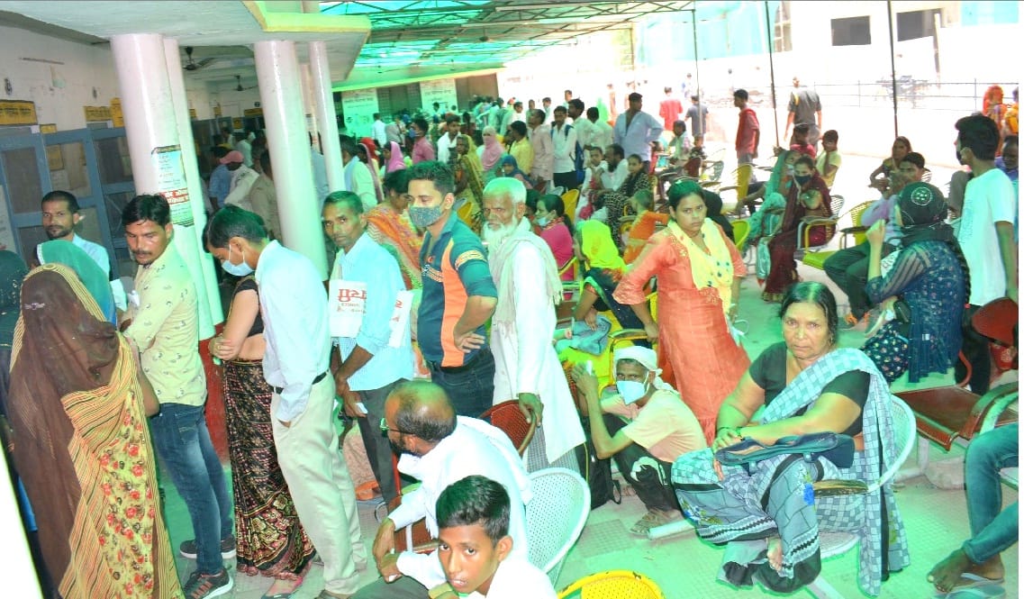 Doctors arrive late in the OPD of Hardoi District Hospital, ask the condition from a far and prescribe medicine