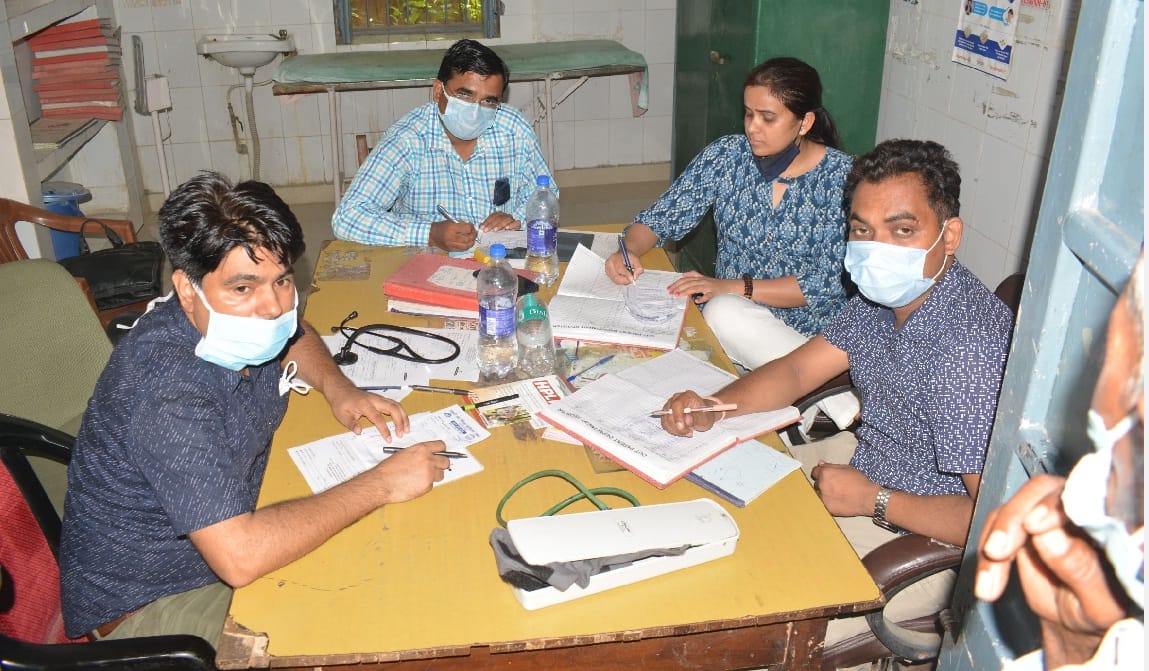 Doctors arrive late in the OPD of Hardoi District Hospital, ask the condition from a far and prescribe medicine