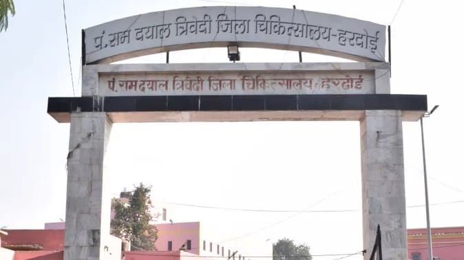 Doctors arrive late in the OPD of Hardoi District Hospital, ask the condition from a far and prescribe medicine