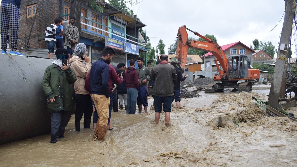 Jammu Kashmir Weather update heavy Rain in plain areas and snowfall in hilly areas  schools closed in Anantnag and Baramulla