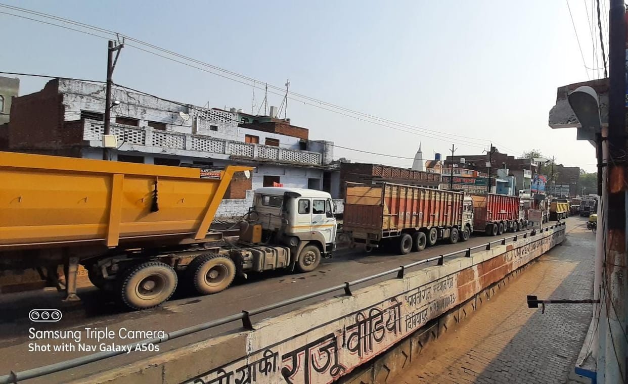 Truck broke down near canal bridge, jammed for 10 hours