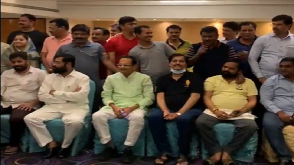 Political turmoil continues in Maharashtra, big meeting of BJP core committee begins at Fadnaviss house