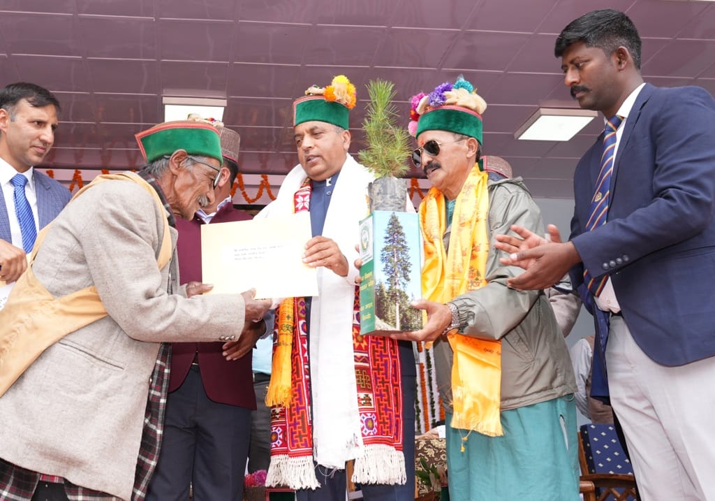 cm give crore of scehme gift for kinnaur