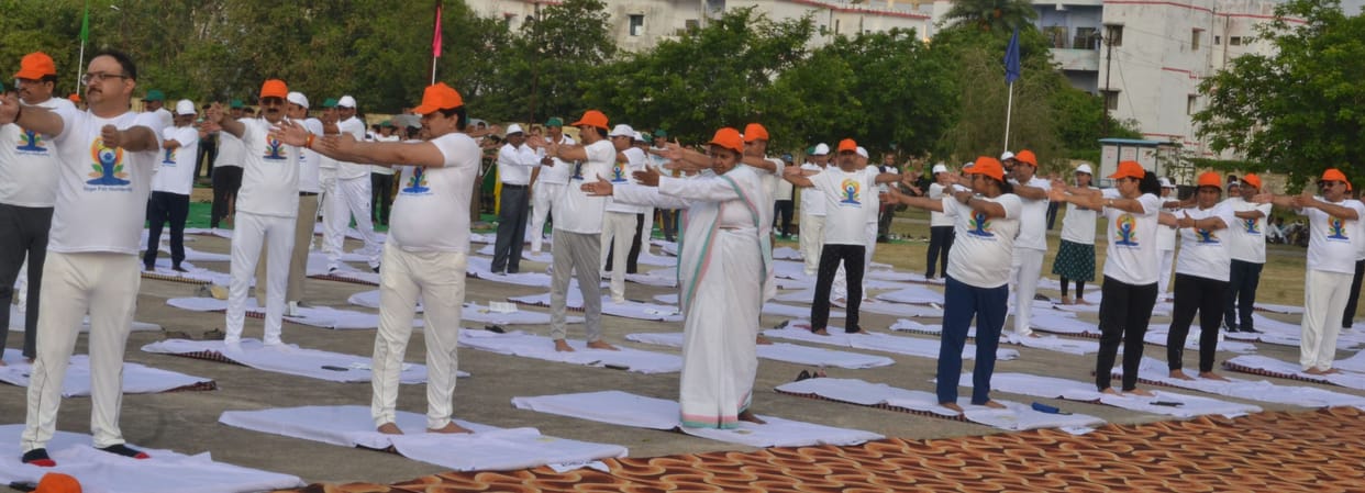 Kanpur Dehat : The Minister of State for Secondary Education did yoga in the sports stadium, said - the dance of yoga is playing in the world