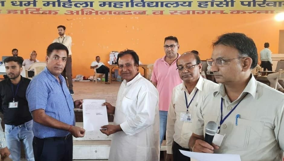 Defeating BJP-JJP, independent candidate sitting on pradhani's chair