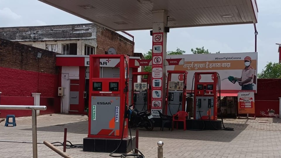 Petrol Diesel shortage at 18 pumps of private companies in Agra
