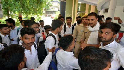 Prayagraj: Uproar of students who failed in IERT, accused of forcibly failing the exam