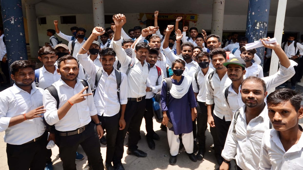 Prayagraj: Uproar of students who failed in IERT, accused of forcibly failing the exam
