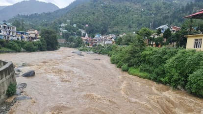 Jammu Kashmir Weather update heavy Rain in plain areas and snowfall in hilly areas  schools closed in Anantnag and Baramulla