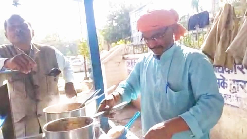 Madhya Pradesh: Tea seller in Rewa is contesting the mayor's election, said - If the tea seller can run the country, then why not the Municipal Corporation