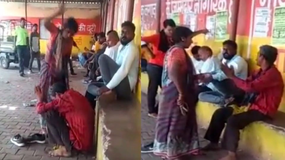 Tikamgarh: Wife beat up drunken husband with slippers, husband kept pleading by holding feet