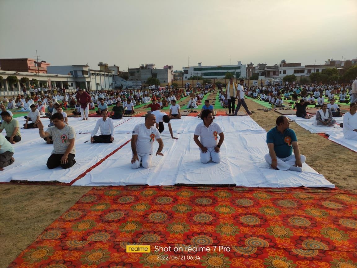 Be it children or the elderly, the enthusiasm of yoga is shown in everyone.