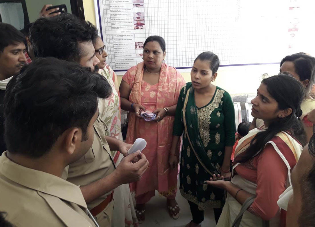 Pink organization workers demonstrated at the police station