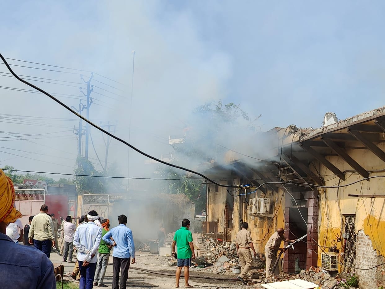 Fire Broke out in Jhunjhunwala animal feed office in sarnath varanasi under suspicious circumstances loss of lakhs