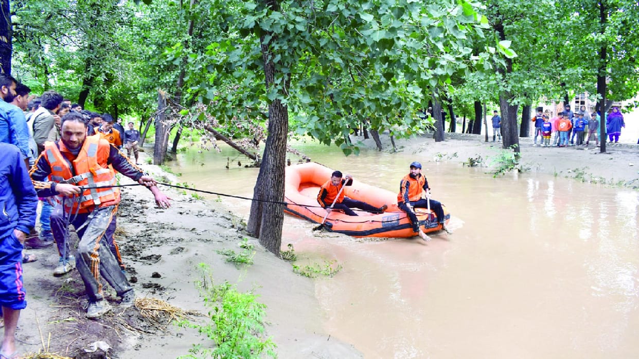 weather jammu kashmir: 150 feet of Jammu-Srinagar highway washed away, 133 people rescued and two trekkers missing