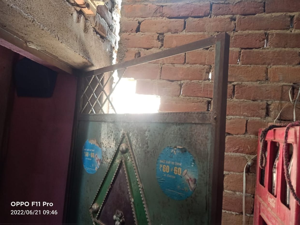 Cash and goods crossed by breaking into the shop