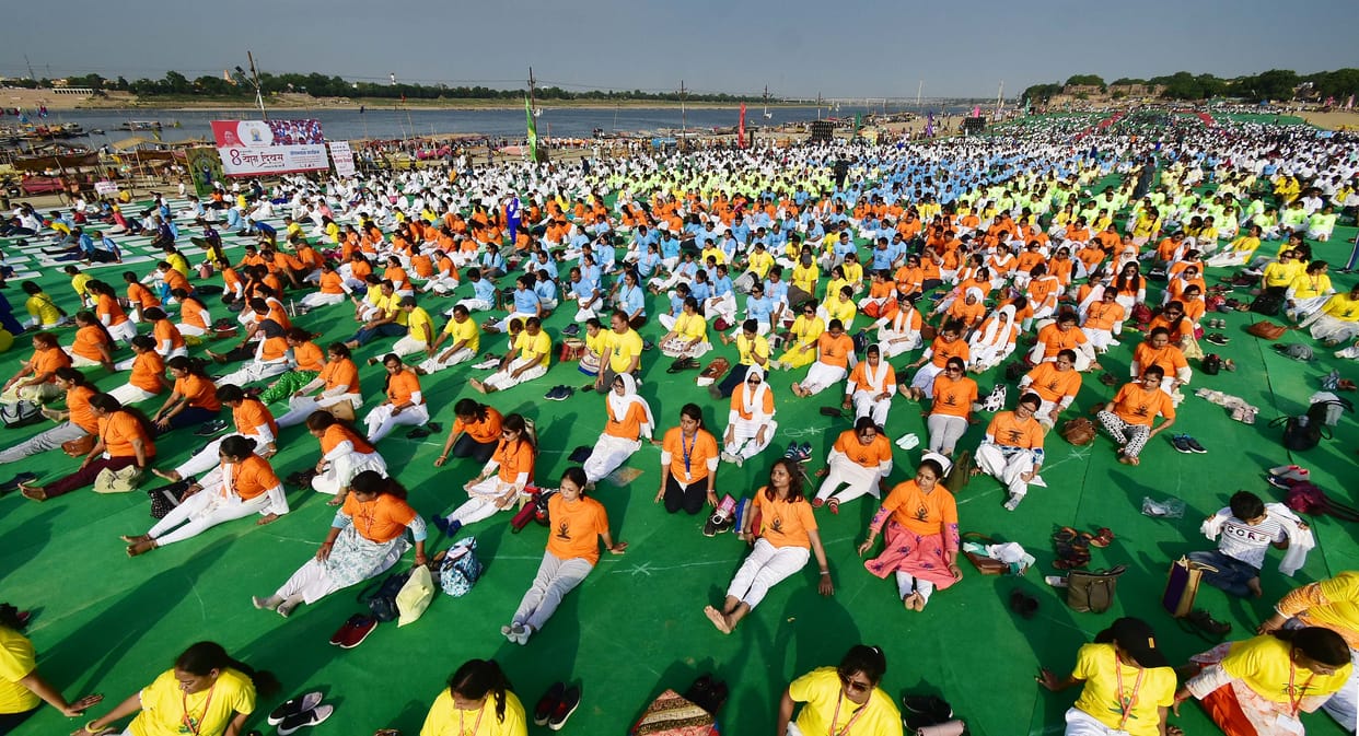 Prayagraj News: Early morning, the city became yogic, thousands of people engaged in yoga practice at the confluence