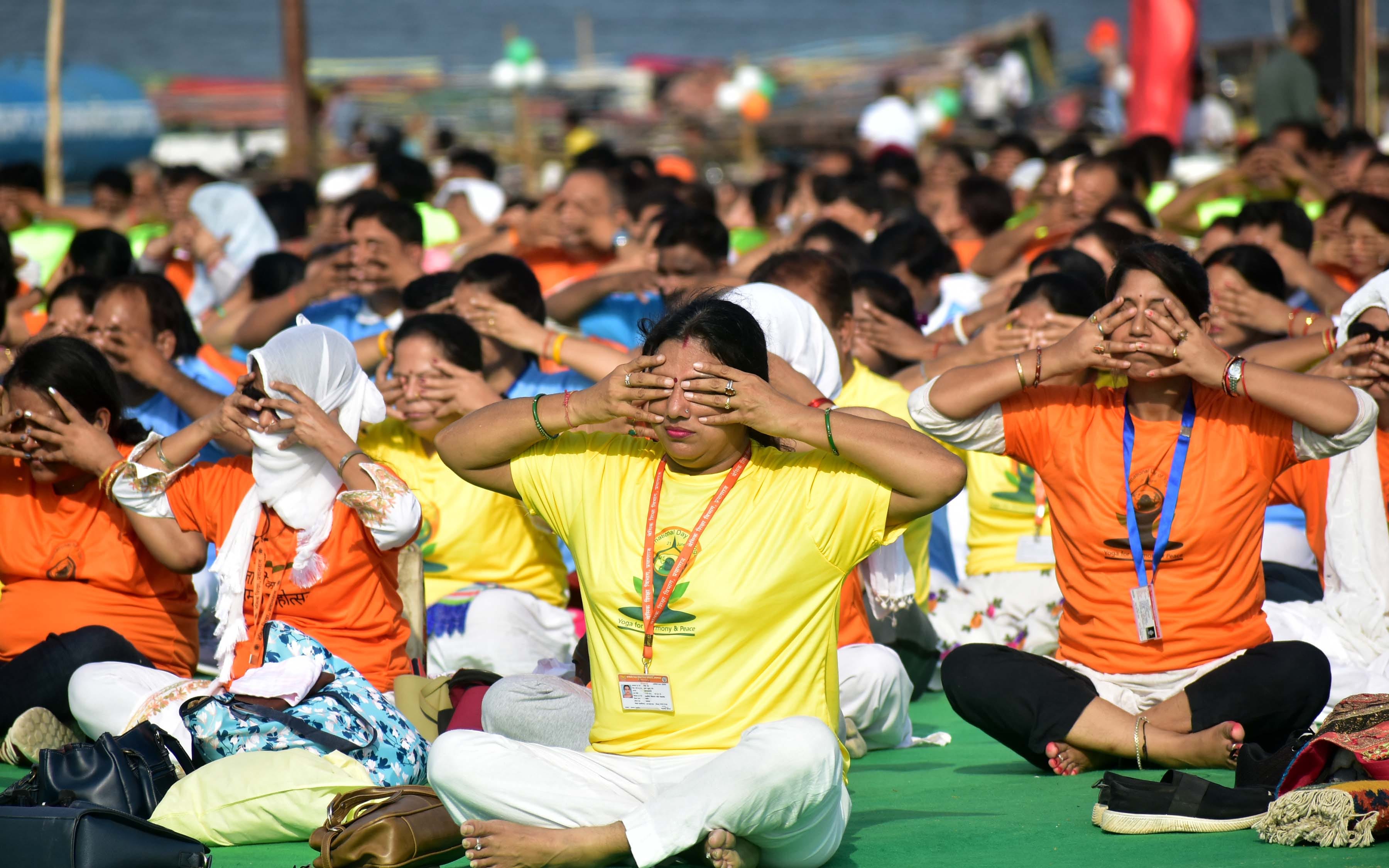 Prayagraj News: Early morning, the city became yogic, thousands of people engaged in yoga practice at the confluence