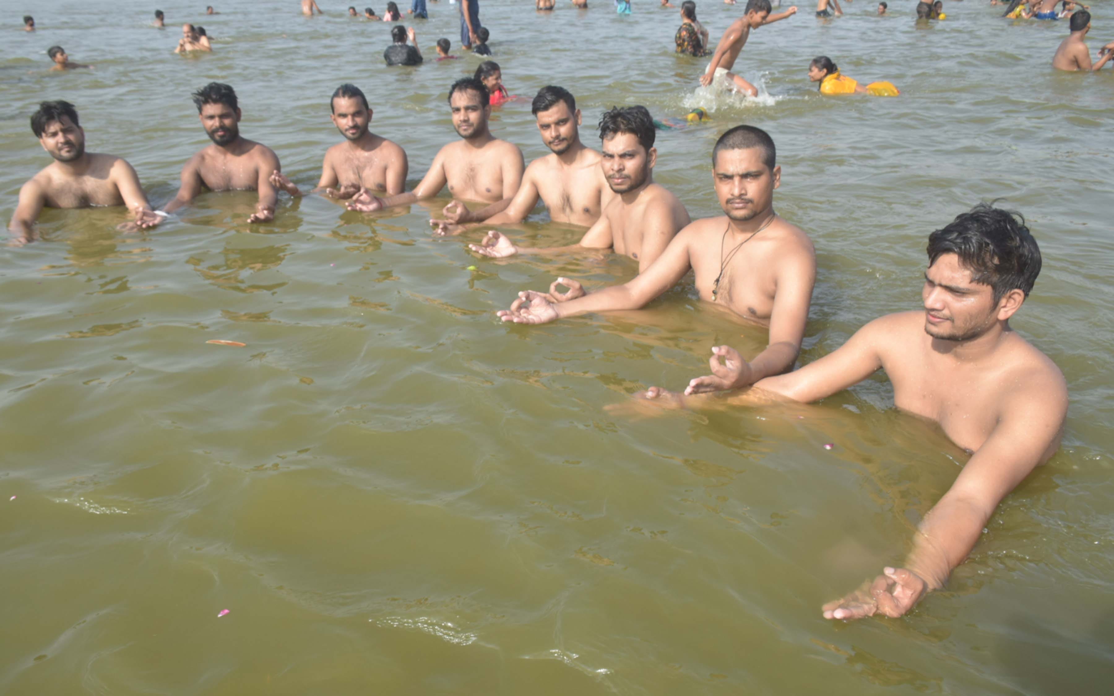 Prayagraj News: Early morning, the city became yogic, thousands of people engaged in yoga practice at the confluence