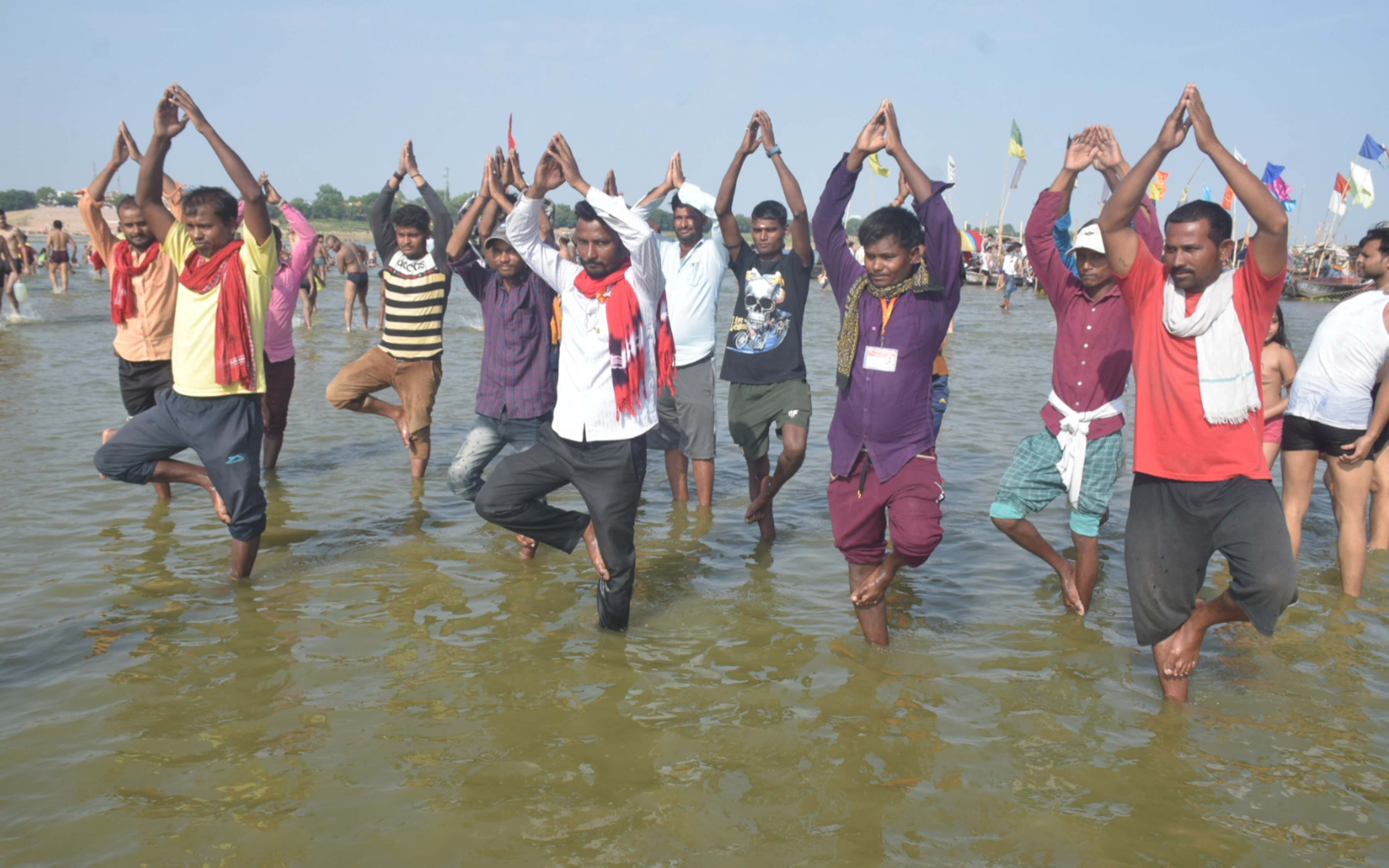 Prayagraj News: Early morning, the city became yogic, thousands of people engaged in yoga practice at the confluence