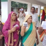 मतदान के लिए लगी कतार