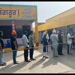 संगरूर उपचुनाव में मतदान के लिए लाइन में खड़े लोग।
