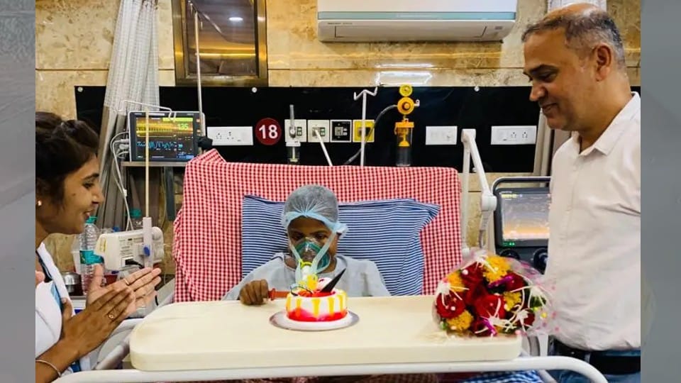 Jabalpur: Both the kidneys of the child failed, the hospital management celebrated the birthday by cutting a cake on the ventilator