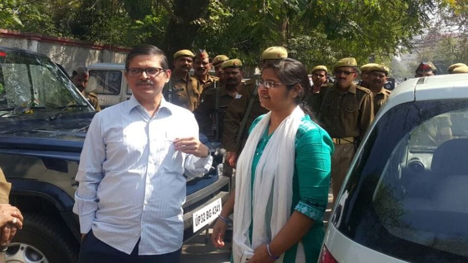 Former Ips Amitabh Thakur Wife Nutan Thakur mail to agra ssp and RTO for Fake Driving License case