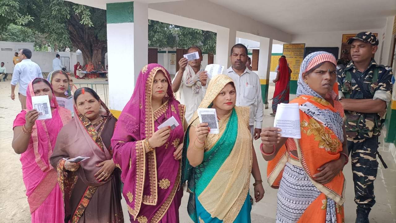 Lok Sabha By Election in Azamgarh 13 candidates but Fight in only three silence of voters is increasing trouble
