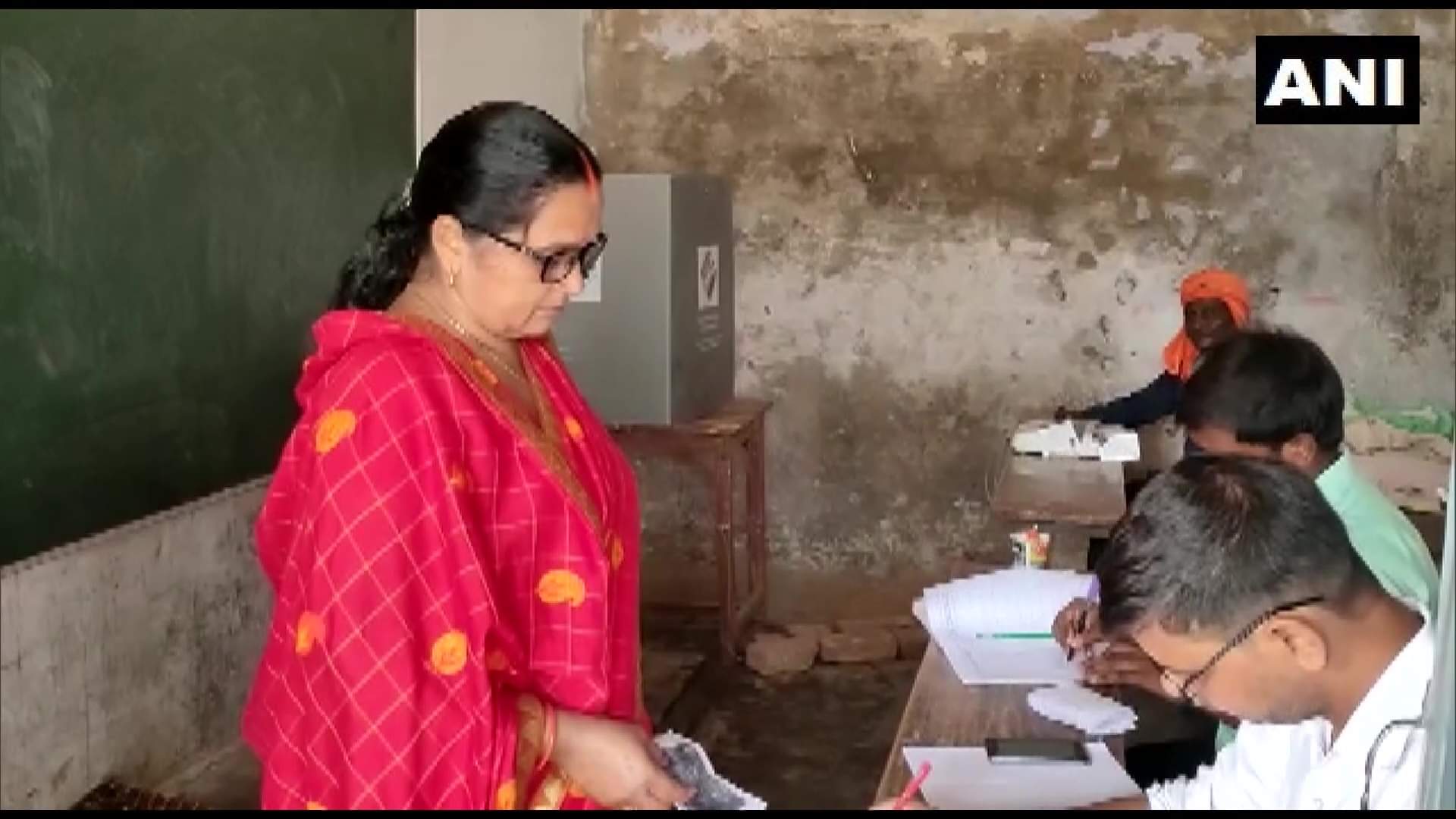 Lok Sabha By Election in Azamgarh 13 candidates but Fight in only three silence of voters is increasing trouble