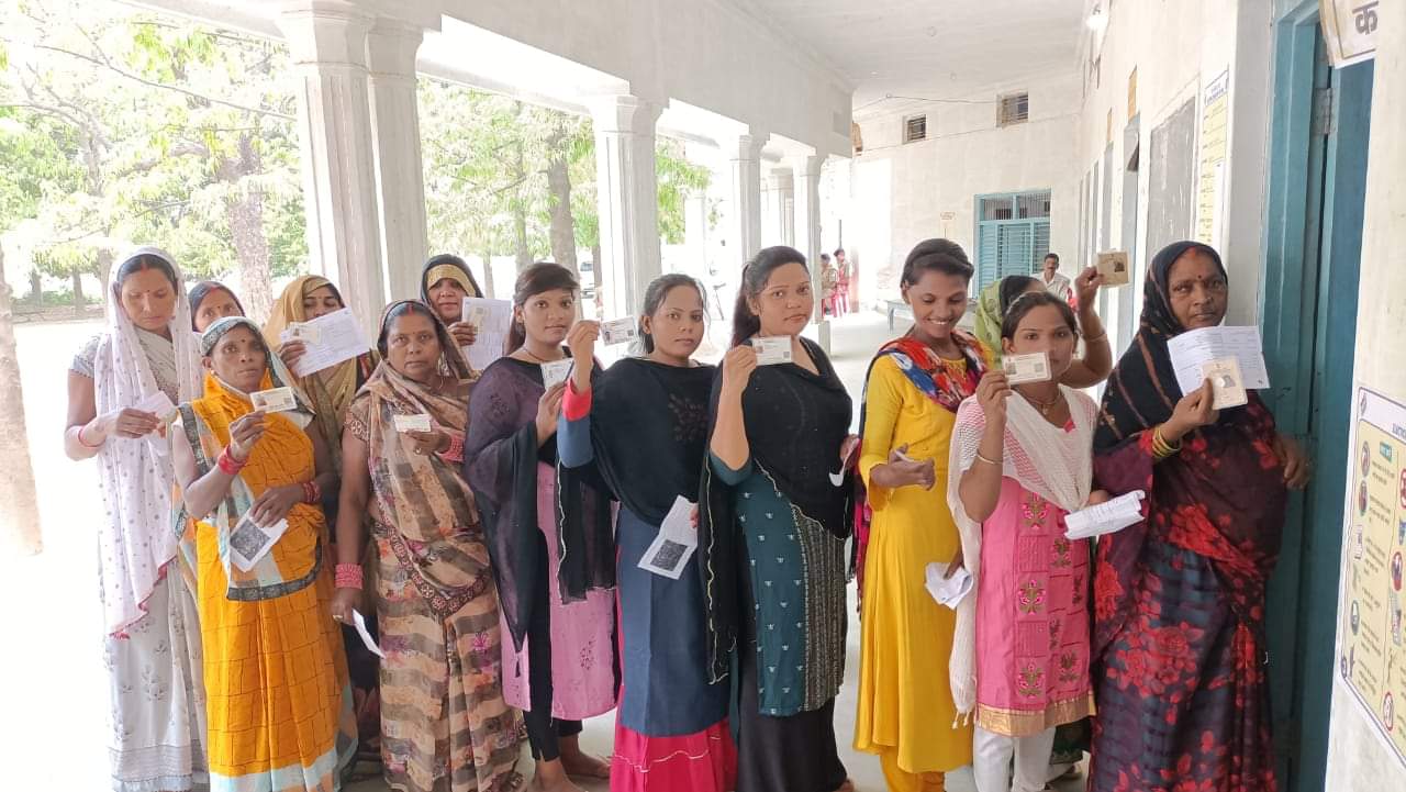 Lok Sabha By Election in Azamgarh 13 candidates but Fight in only three silence of voters is increasing trouble