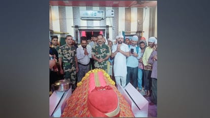 Baba Chamliyal Mela India Pakistan international border held today BSF officials climbed chadar at dargah