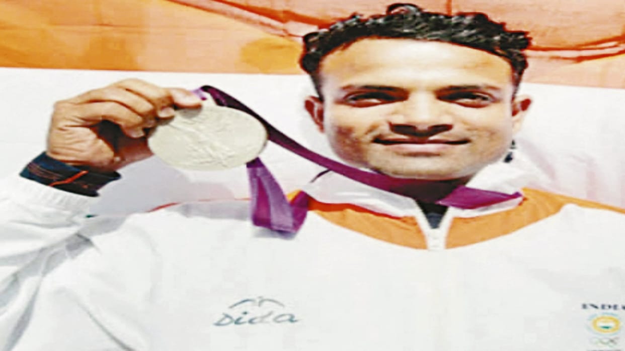 Himachal's DSP Vijay Kumar won bronze medal in shooting