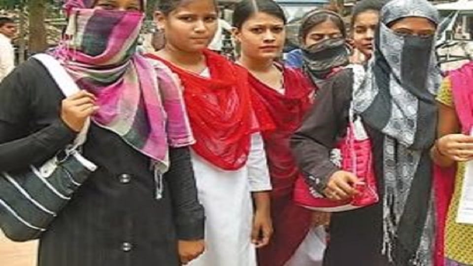 Etah Administration trapped on the encouragement of girl students of minority community 